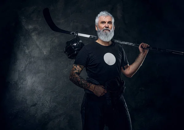 Знімок Холодного Старого Хокеїста Одягненого Спортивну Форму Тримає Хокейну Палицю — стокове фото