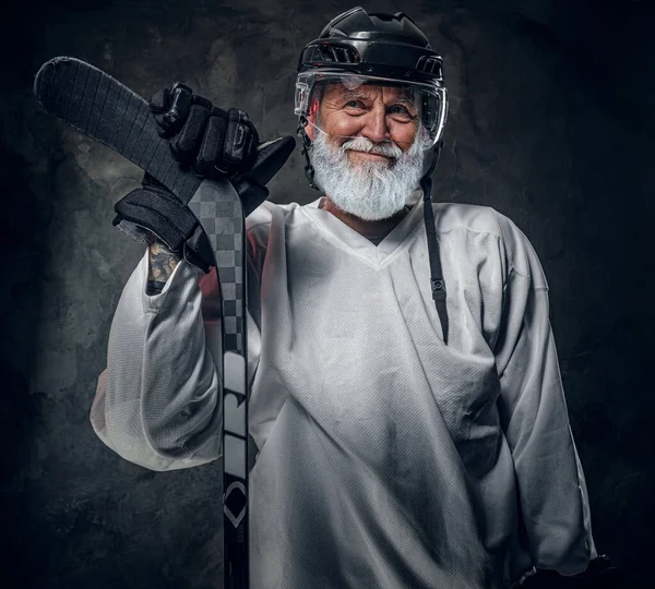 Фото Щасливого Старшого Чоловіка Одягненого Спортивний Білий Одяг Шолом Тримає — стокове фото