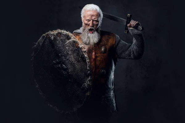 Zincirlenmiş Yaşlı Şövalye Portresi Karanlık Arka Planda Kalkan Kılıç Tutuyor — Stok fotoğraf