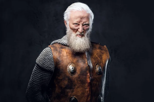Porträtt Rasande Åldrad Riddare Med Långt Skägg Klädd Antik Rustning — Stockfoto