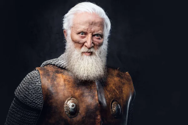 Retrato Cavaleiro Envelhecido Furioso Com Barba Longa Vestida Com Armadura — Fotografia de Stock