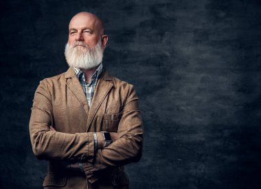 Eski moda giysiler giymiş, esmer arka planda şık yaşlı bir adamın portresi..