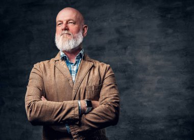 Eski moda giysiler giymiş, esmer arka planda şık yaşlı bir adamın portresi..