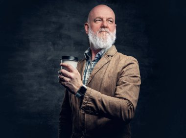 Uzun sakallı, siyah arka planda kahve fincanı tutan şık, yaşlı bir adamın portresi..