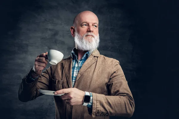 Портрет Стильного Літнього Чоловіка Довгою Бородою Тримає Чашку Кави Темному — стокове фото