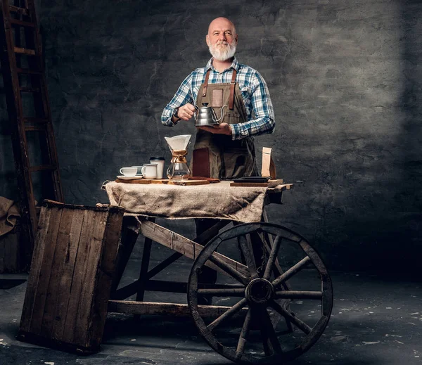 Знімок Бородатого Лисого Бариста Позує Навколо Старомодного Автомобіля Кавоваркою — стокове фото