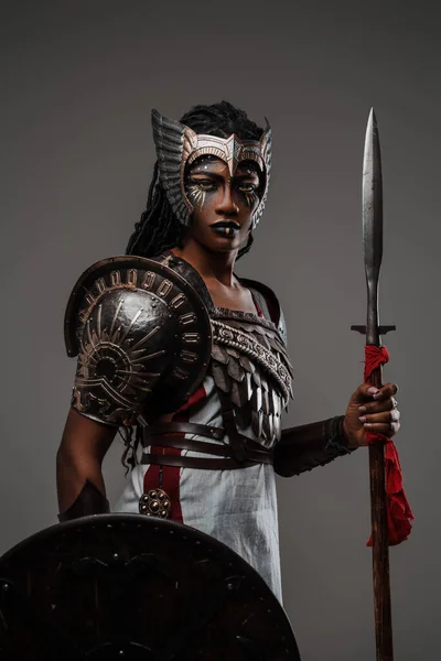 Retrato Elegante Mulher Negra Amazona Vestida Com Escudo Armadura Lança — Fotografia de Stock