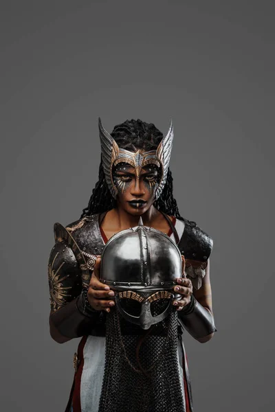 Retrato Guerreira Negra Vestida Com Armadura Antiga Segurando Capacete Contra — Fotografia de Stock