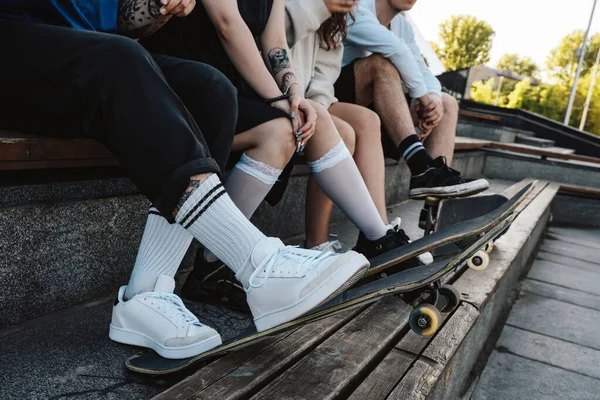 Gruppe Von Vier Jungen Freunden Mit Skateboards Park Hipster Kultur — Stockfoto