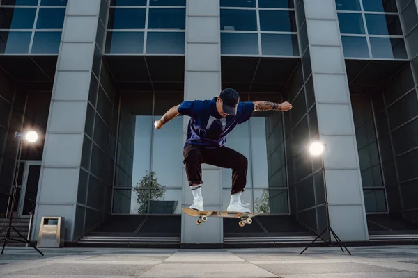 Retrato Skateboarder Experto Saltando Monopatín Contra Construcción Por Noche — Foto de Stock