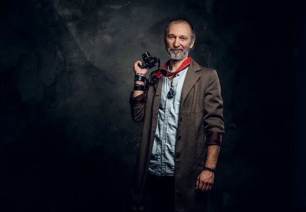 Портрет Високопоставленого Фотографа Бородою Тримає Цифрову Камеру Темному Тлі — стокове фото