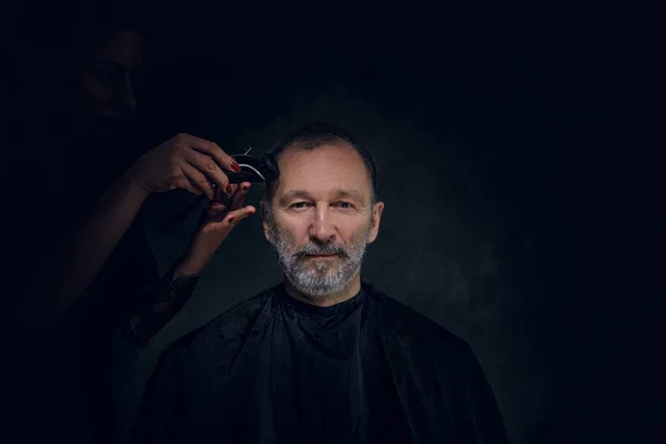 Retrato Anciano Fresco Siendo Cortado Por Peluquero Femenino Sobre Fondo —  Fotos de Stock