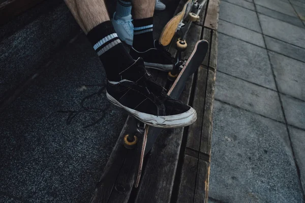 Shot Ben Unge Skateboardere Med Brædder Sidder Bænken Udendørs Sommeren - Stock-foto