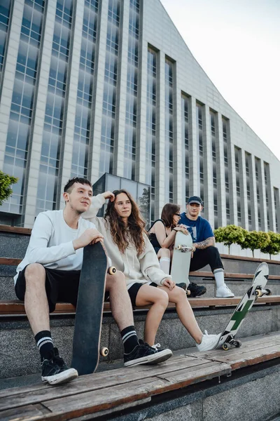 Skott Unga Fyra Vänner Med Skateboard Utomhus Stadens Gata Dagtid — Stockfoto