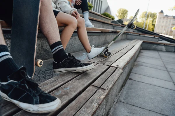 Négy Fiatal Barátból Álló Csoport Gördeszkával Parkban Hipszter Kultúra Gördeszkázás — Stock Fotó