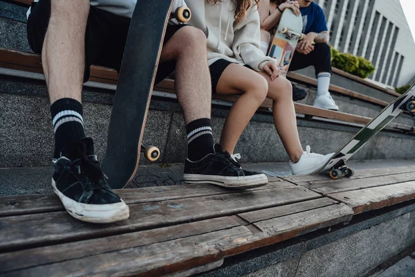 公園でスケートボードと4人の若い友人のグループ ヒップスター文化とスケートボード — ストック写真