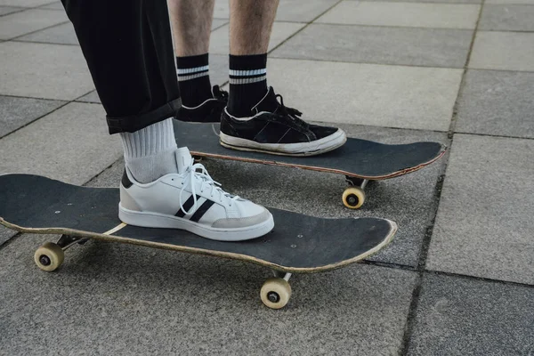 Tiro Piernas Jóvenes Skateboarders Con Tablas Acera Aire Libre Verano — Foto de Stock
