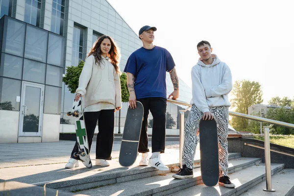 Tiro Tres Skateboarders Con Tablas Vestidas Con Elegante Atuendo Casual — Foto de Stock