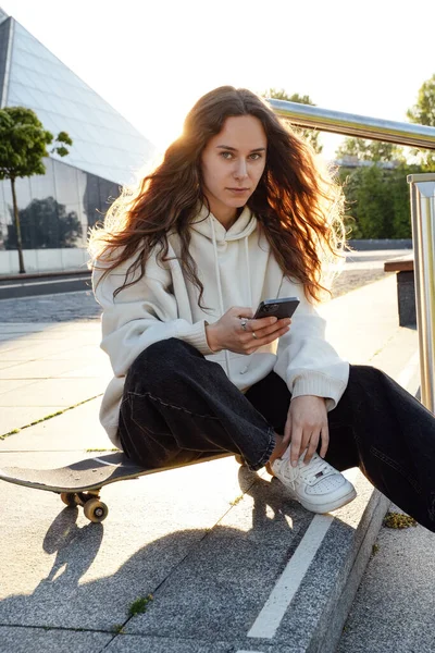 Tiro Patinadora Femenina Con Pelos Ondulados Vestida Con Atuendo Casual — Foto de Stock