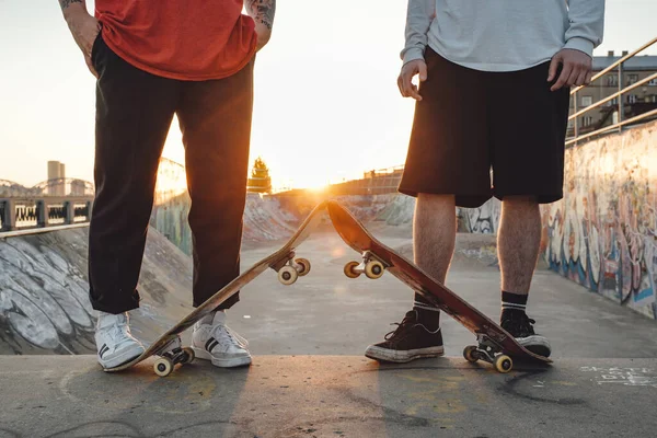 Porträt Zweier Tätowierter Hipster Jungen Mit Skateboards Skatepark Bei Sonnenuntergang — Stockfoto