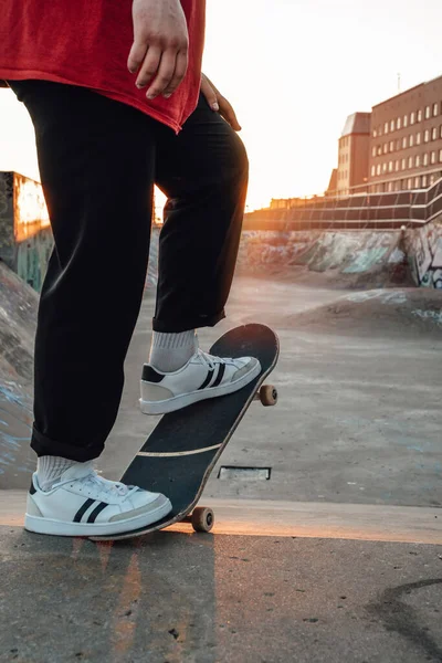 Portræt Ung Skater Klædt Afslappet Påklædning Med Skateboard Skatepark - Stock-foto