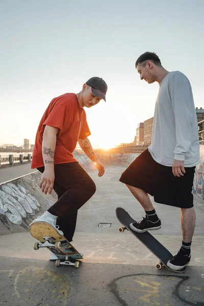 Aufnahme Von Zwei Tätowierten Hipster Jungen Beim Skateboarden Skatepark Bei — Stockfoto