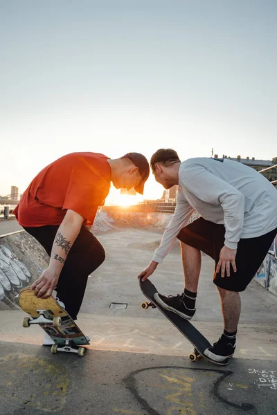 Aufnahme Von Zwei Tätowierten Hipster Jungen Beim Skateboarden Skatepark Bei — Stockfoto