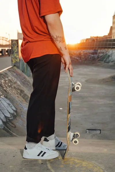 Porträt Einer Jungen Skaterin Freizeitkleidung Mit Skateboard Skatepark — Stockfoto