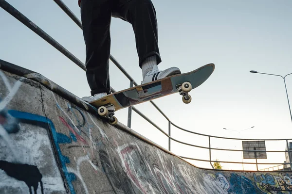 Foto Des Sportlers Skateboarder Skatepark Mit Graffiti Wänden Posiert Auf — Stockfoto