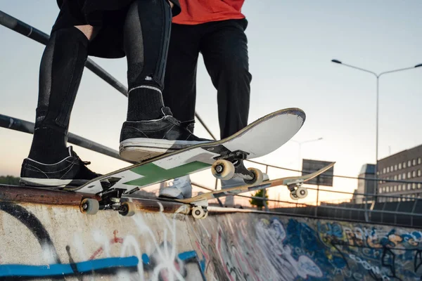 Aufnahme Von Trendigem Paar Von Skateboardern Die Gemeinsam Auf Skateboards — Stockfoto