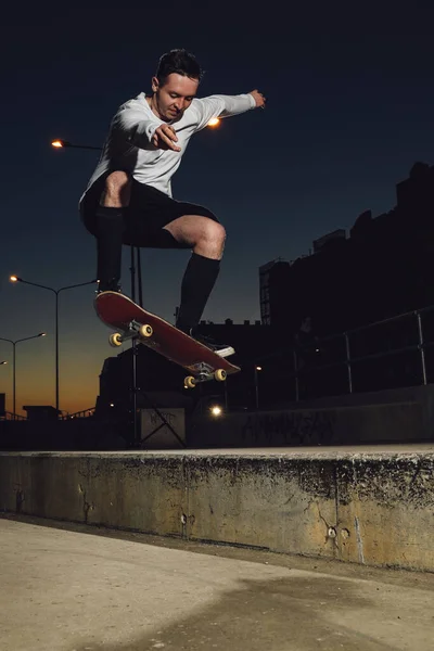 Portret Van Professionele Skateboarder Gekleed Witte Casual Kleding Springen Skateboard — Stockfoto