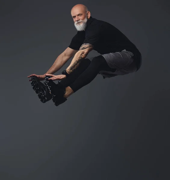 Portret Beztroskiego Starszego Sportowca Ubranego Strój Sportowy Skaczącego Patrzącego Kamerę — Zdjęcie stockowe
