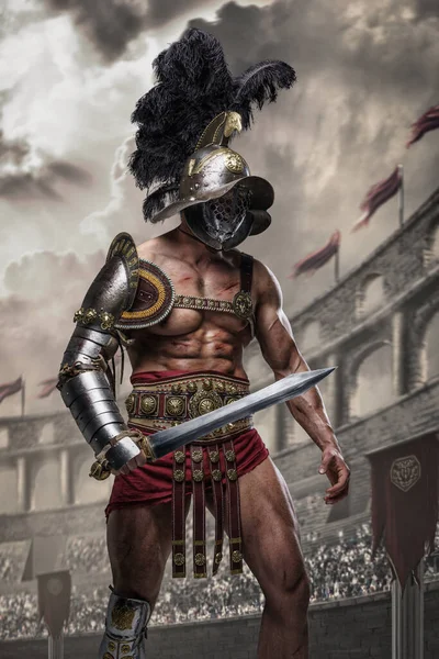 Shot Ancient Roman Gladiator Dressed Light Armor Plumed Helmet Hoding — Foto Stock