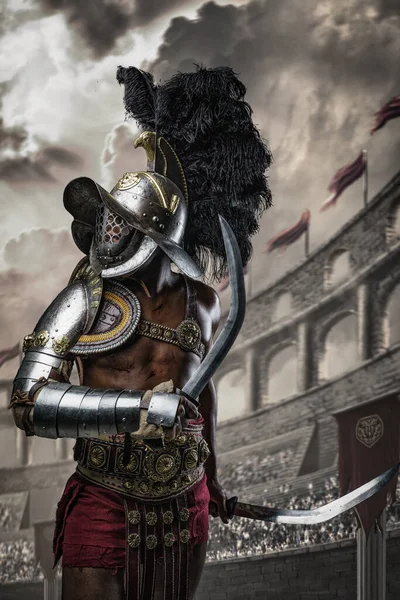 Strzał Afrykańskiego Gladiatora Ubranego Zbroję Kask Pozujący Dwoma Mieczami Arenie — Zdjęcie stockowe