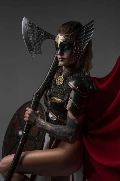 Shot Attractive Female Warrior Holding Rounded Shield Huge Axe — Fotografia de Stock