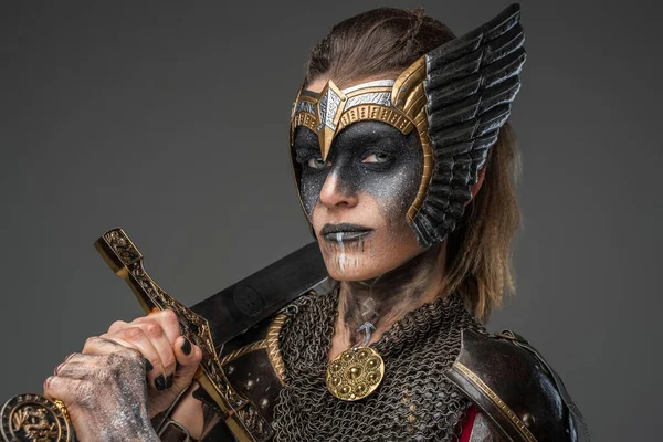 Shot Valkyrie Dressed Ancient Dark Armor Holding Sword Her Shoulder — Stok fotoğraf
