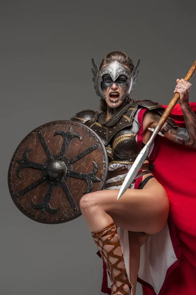 Portrait Antique Screaming Woman Shield Spear Dressed Armor Red Cloak — Fotografia de Stock