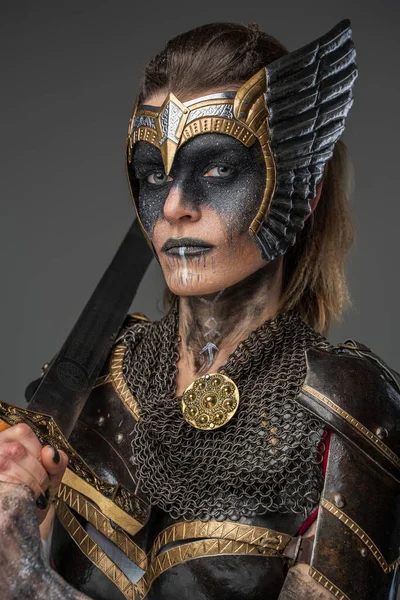 Shot Valkyrie Dressed Ancient Dark Armor Holding Sword Her Shoulder — ストック写真