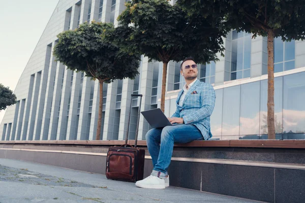 Shot Successful Businessman Business Trip Laptop Suitcase Sitting Bench Outdoors — Stock Photo, Image