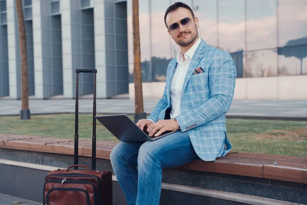 Shot Joyful Businessman Suitcase Laptop Looking Camera Outdoors City — Stockfoto