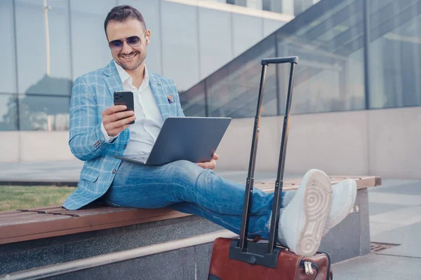 Shot Smiling Business Man Smartphone Laptop Sitting Bench Outdoors — Stock fotografie