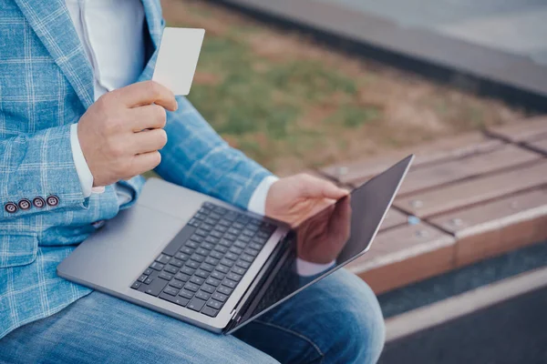 Shot Man Dressed Elegant Suit Laptop Holding Credit Card Outdoors — Photo