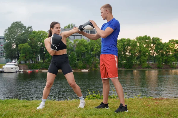 Portrait Professional Boxer Teaching Female Beginner Boxing Outdoors Summertime — 스톡 사진