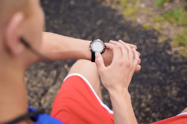 Portrait Young Sportsman Dressed Sportswear Setting Timer His Clocks Outdoors — Stockfoto