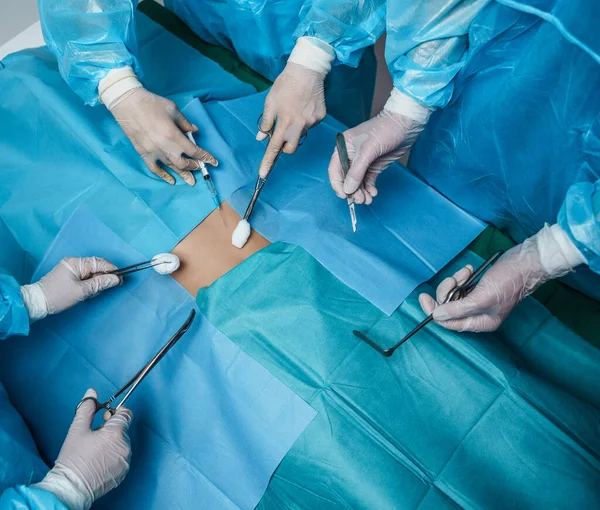 Photo Teamwork Surgeon Two His Assistants Treating Patient Operating Room — 图库照片