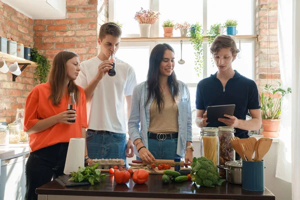 Photo Company Four Friends Celebrating Event Together Home Cooking Pizza — Stockfoto