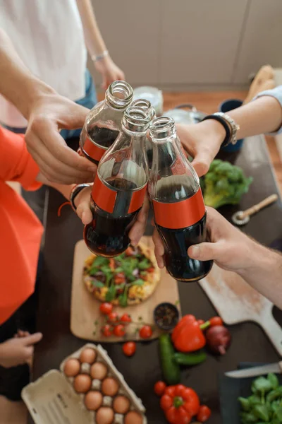 Portrait Four Friends Celebrating Event Drinking Cola Eating Home Made — Stockfoto