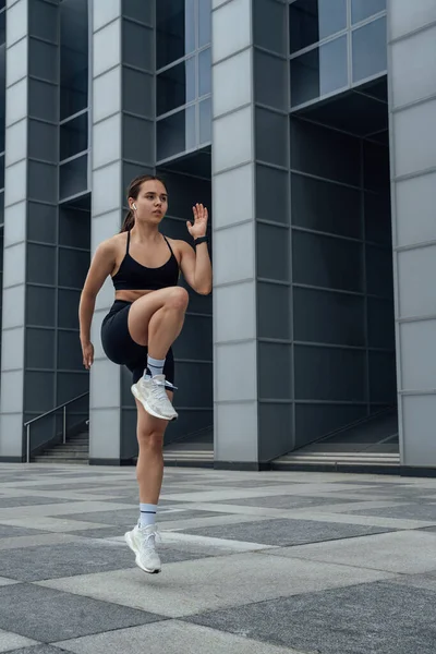 Tiro Atleta Femenina Calentándose Preparándose Para Correr Ciudad —  Fotos de Stock