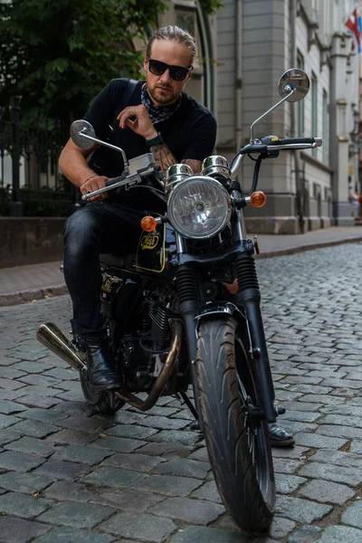 Tiro Homem Motociclista Com Sua Motocicleta Personalizada Rua Beco Olhando — Fotografia de Stock