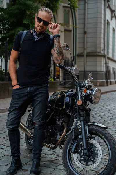 Tiro Homem Motociclista Com Sua Motocicleta Personalizada Rua Beco Olhando — Fotografia de Stock